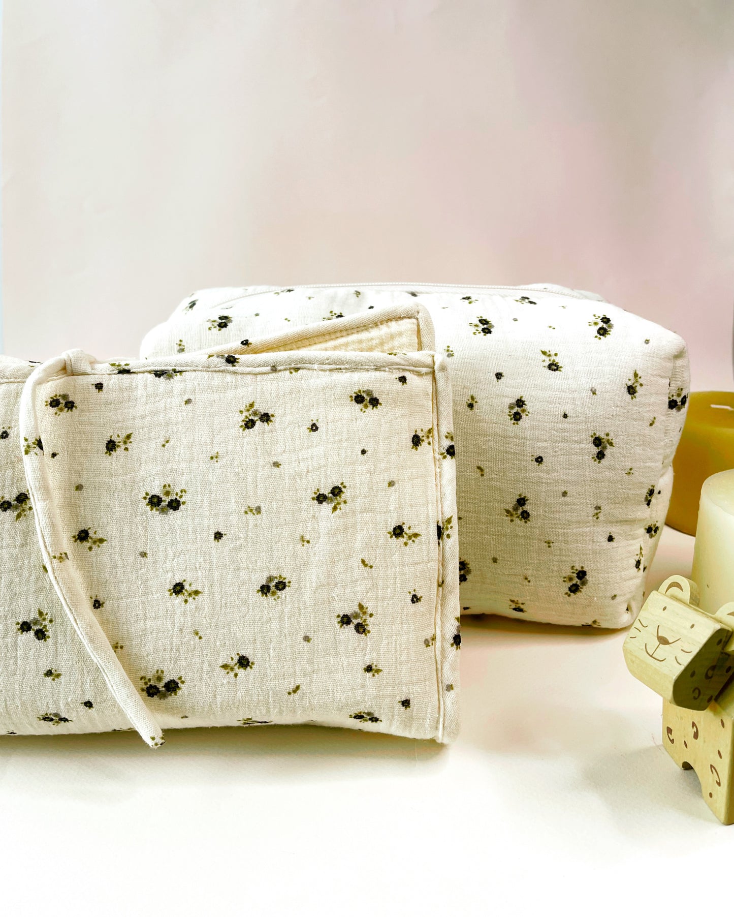 Conjunto de porta toallitas neceser en muselina beis con flores grises y verdes