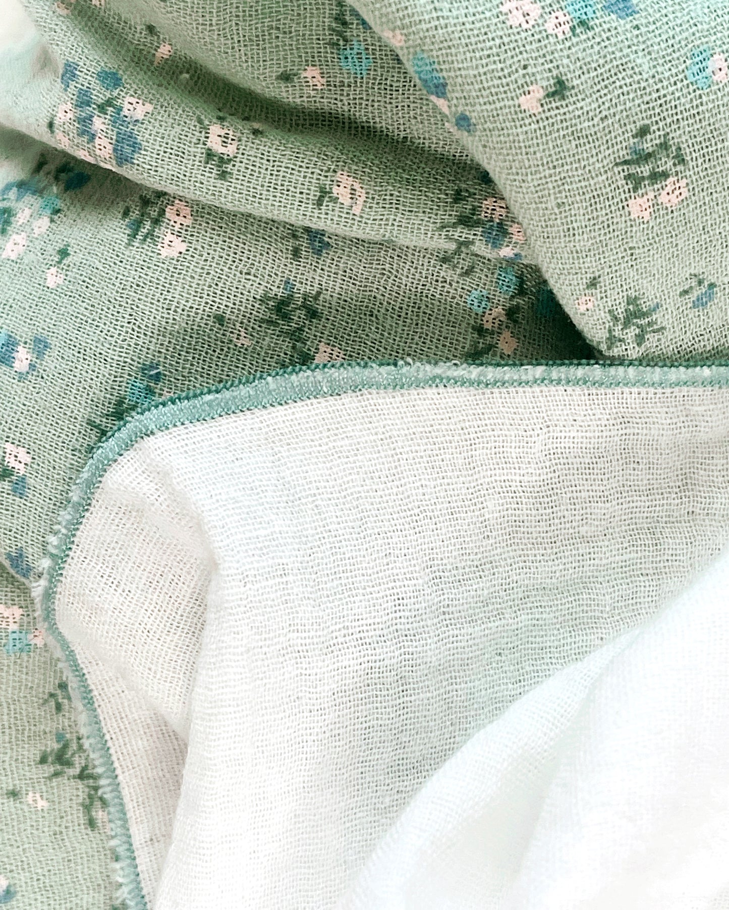 Conjunto de muselina de color verde con flores azules y blancas y muselina en color blanco 