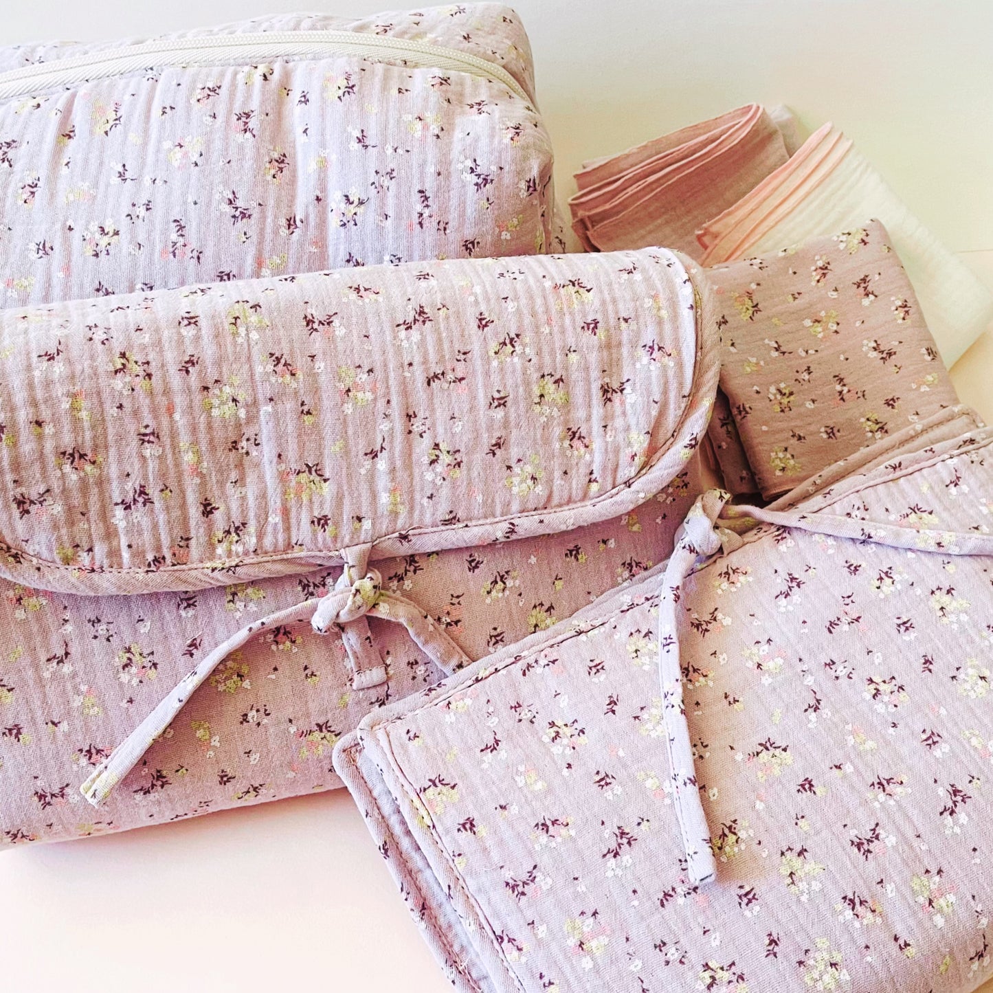 Neceser de muselina 100% algodón en color malva floral- Colección PECA
